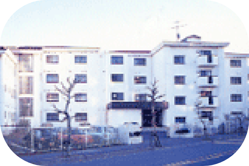 社員寮の写真。白い5階建ての建物
