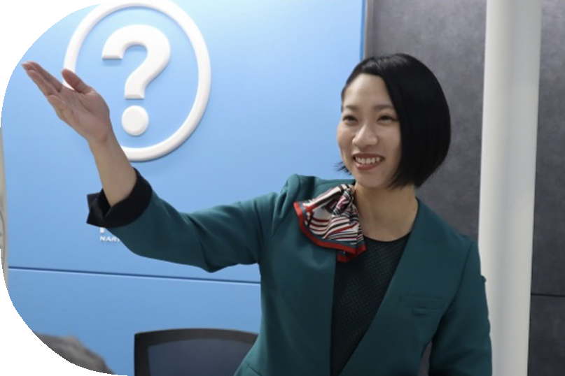 Ｋさんの写真。案内カウンターで案内している様子