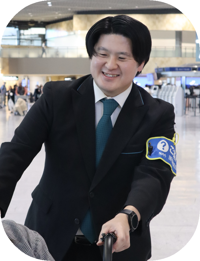 車いすを押しながら案内をしている写真