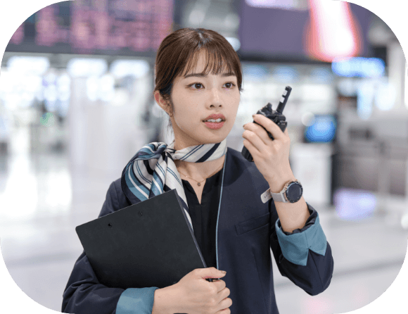 出発カウンターでの搭乗手続き業務をしている女性の写真
