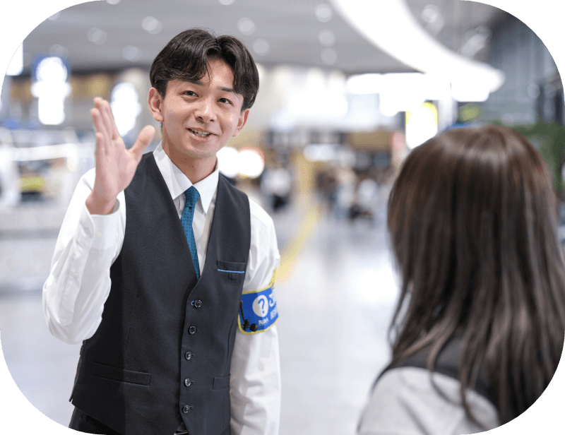 ご案内カウンターにて手話で案内をしている様子