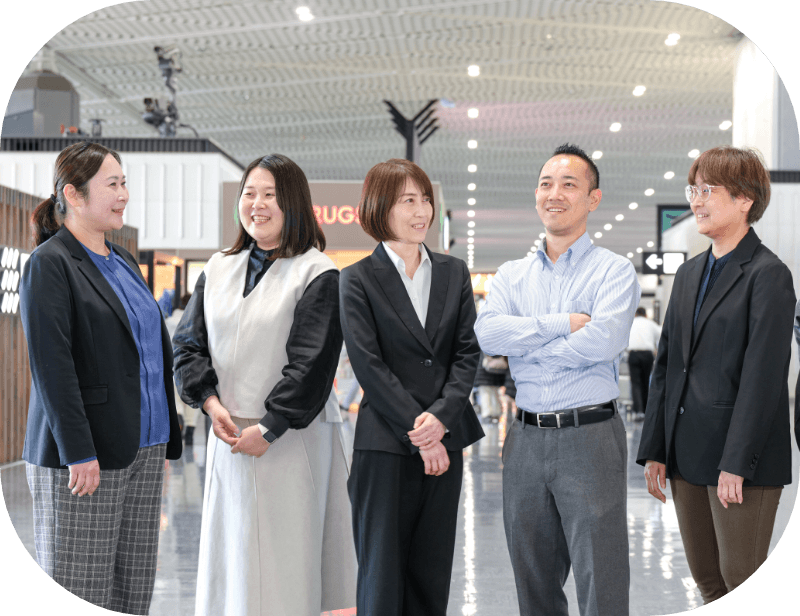 人事総務部の女性6人が立ち話で談笑している写真