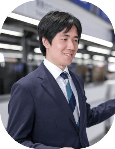 出発カウンターで案内をしている男性の写真