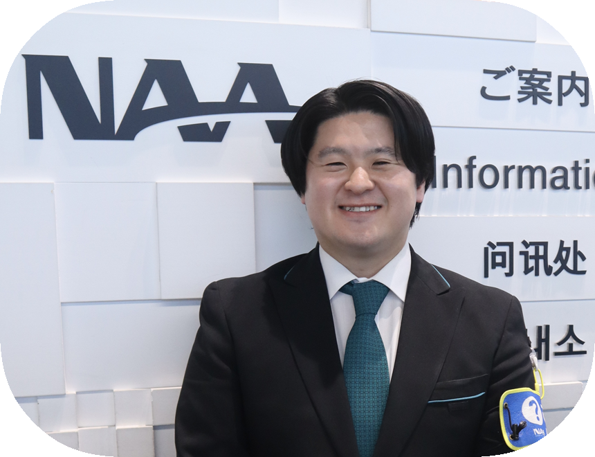 ご案内カウンターにて、男性が笑顔でいる様子